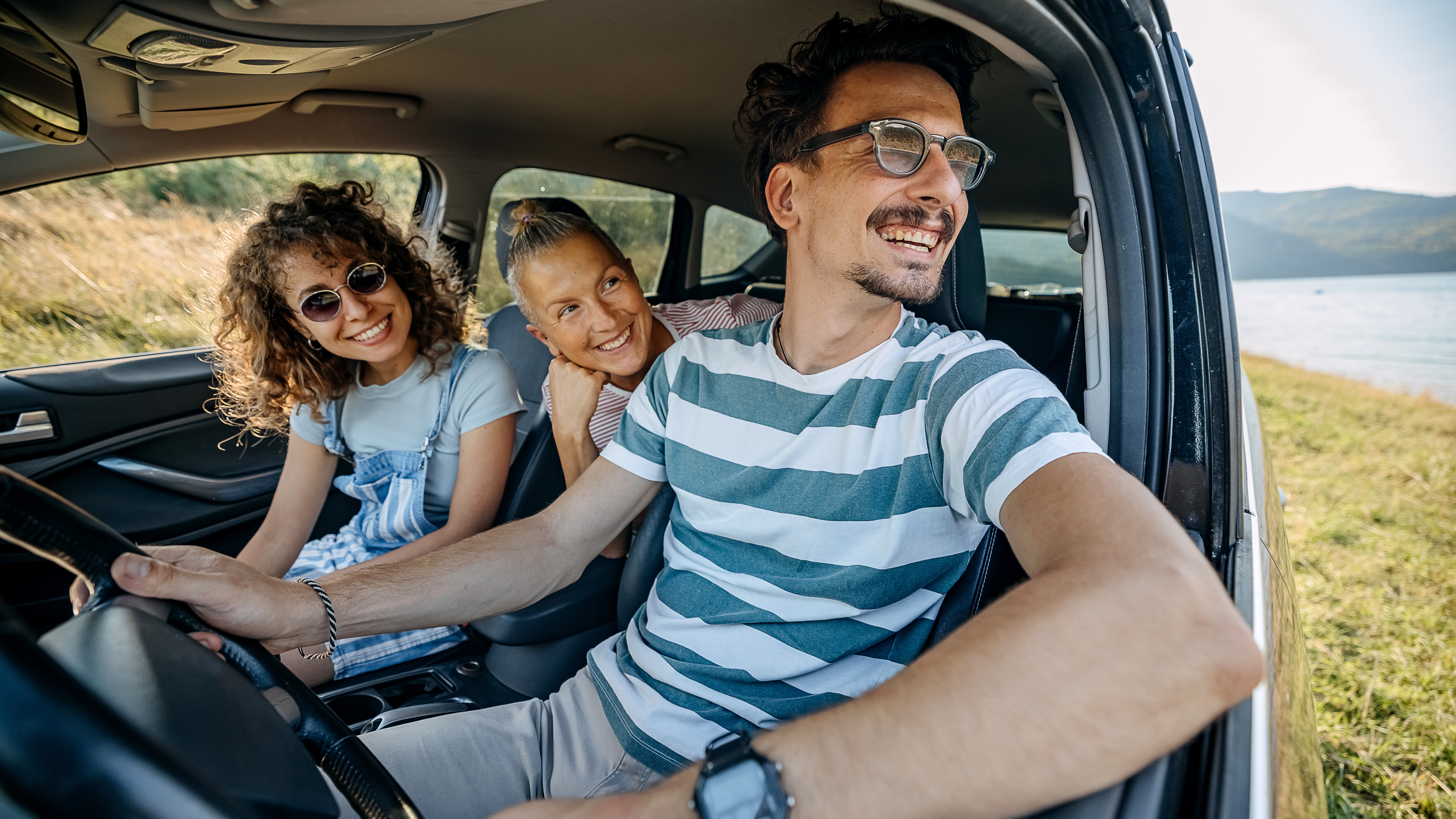 Três amigos viajando em um carro