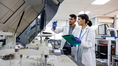 Dois cientistas em um laboratório