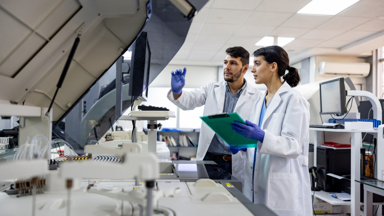 Dois cientistas em um laboratório