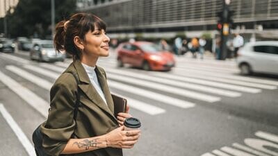 Mulher andando na Avenida Paulista