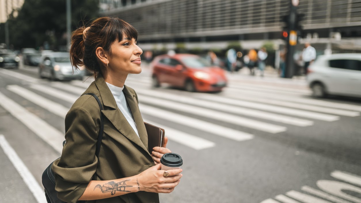 Mulher andando na Avenida Paulista